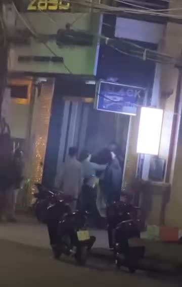 đánh ghen trước cửa nhà nghỉ.mp4 | Play.Anh.Moe  